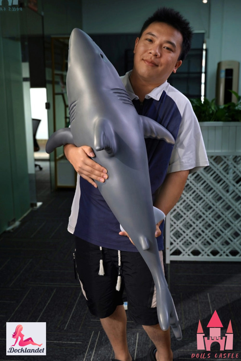 Το Shark Doll 110 cm κρατιέται στα μπράτσα για να δείχνει μέγεθος και αναλογίες, ρεαλιστικό σχέδιο καρχαρία με γκρι επάνω μέρος και λευκό κάτω μέρος.