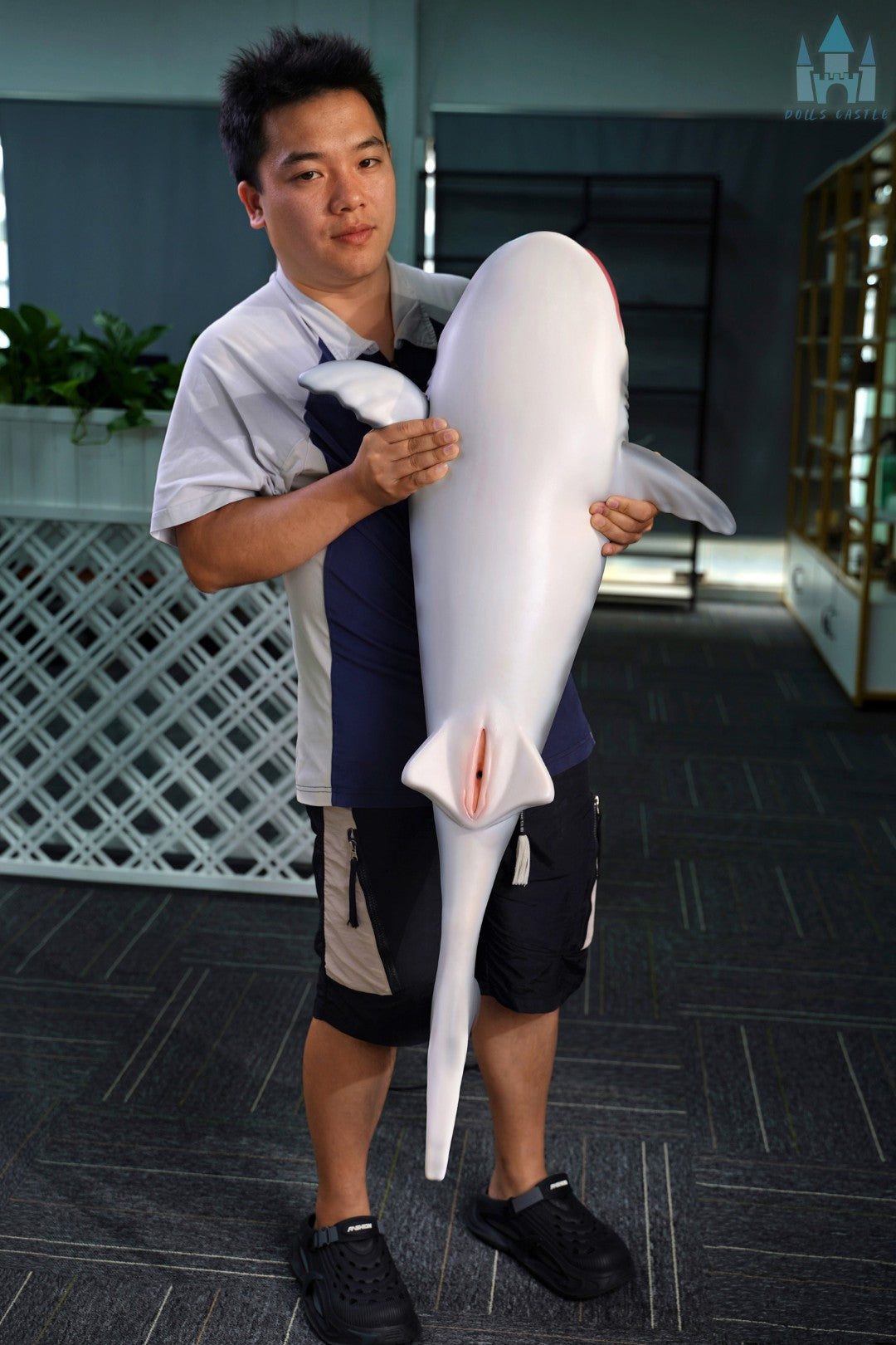 Το Shark Doll 110 cm κρατιέται στα μπράτσα για να δείχνει μέγεθος και αναλογίες, ρεαλιστικό σχέδιο καρχαρία με γκρι επάνω μέρος και λευκό κάτω μέρος.