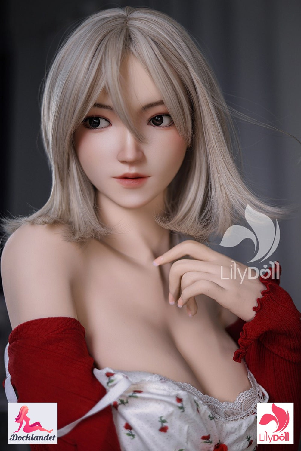 “Freya-A sex docka från LilyDoll, närbild på ansikte med blont hår och realistiska drag, iförd vit natt klänning och röd kofta”