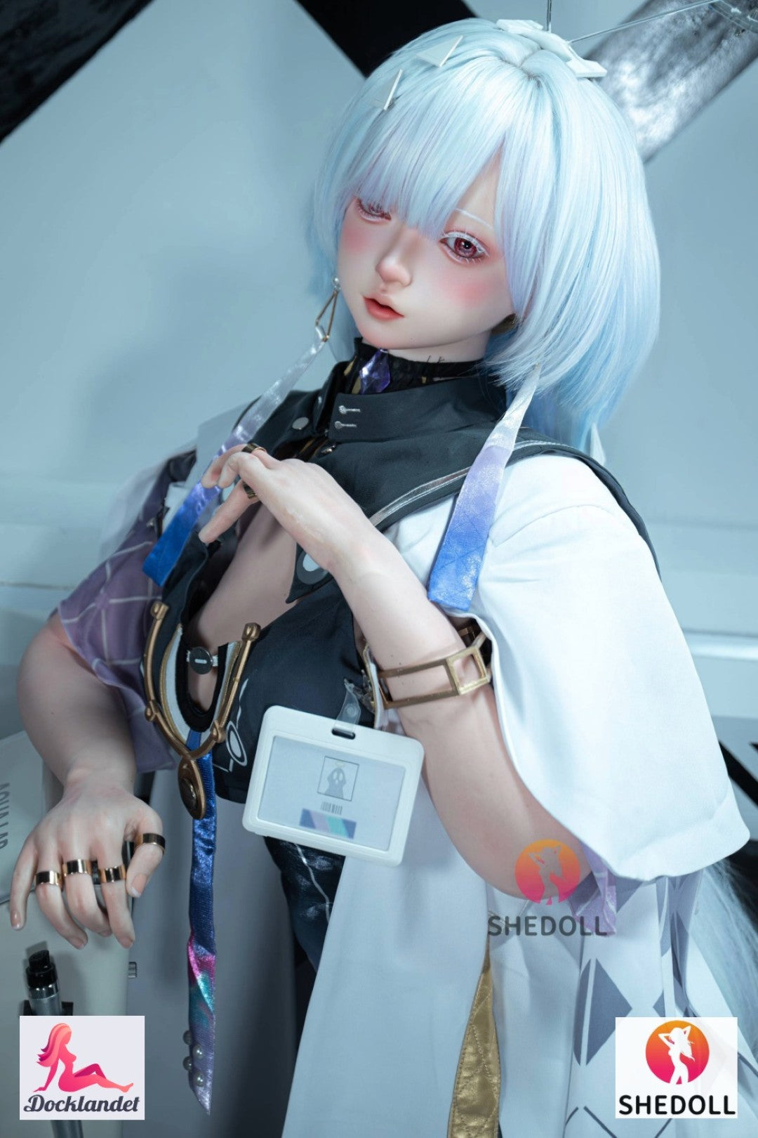 Anime ρεαλιστικά SHEDOLL κούκλα με γαλάζιο χτένισμα και στολή cosplay, κοντινό πλάνο που δείχνει ρεαλιστικές λεπτομέρειες και στυλ επιστημονικής φαντασίας.