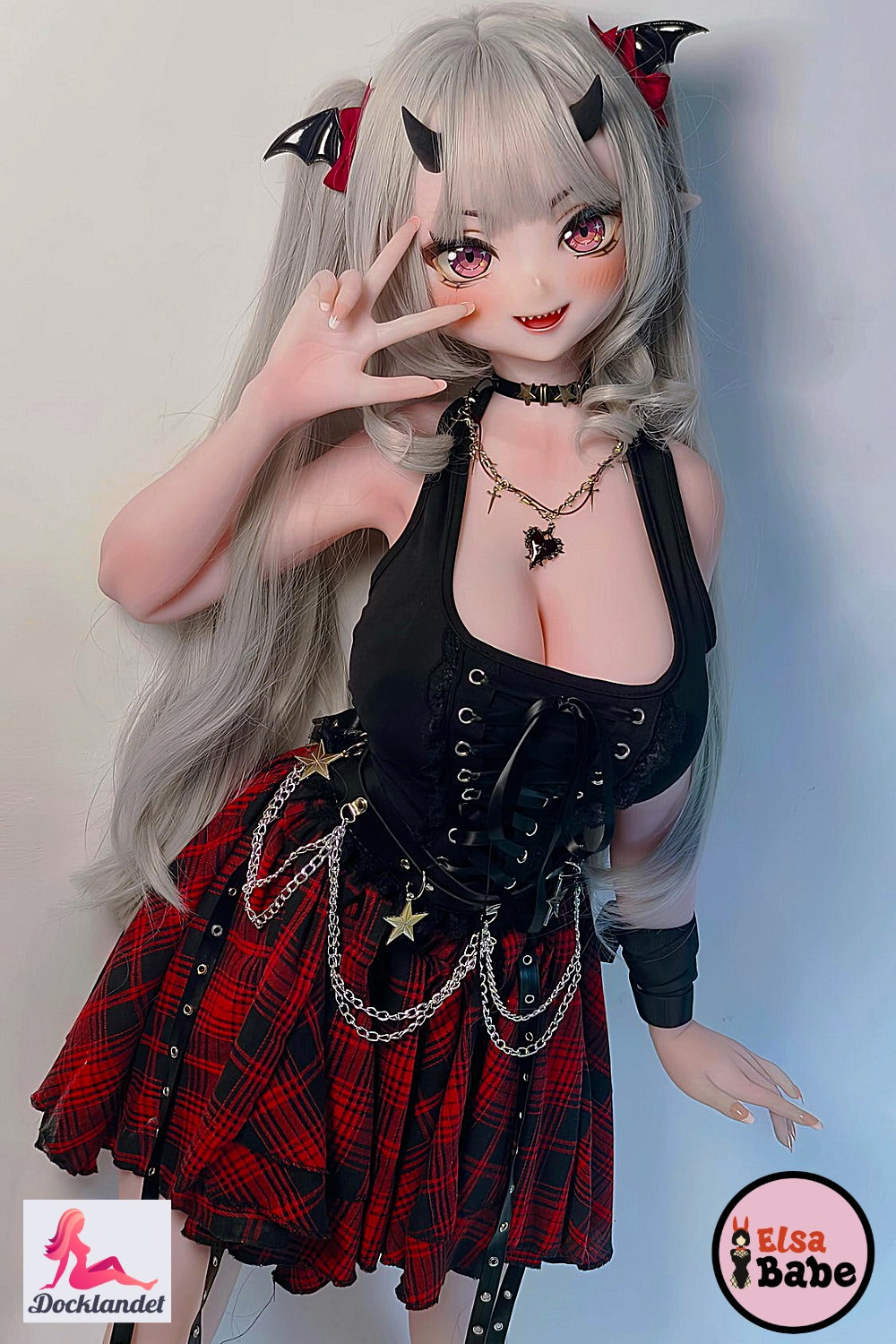 Tachibana Mano 148 cm Elsa Babe anime-silikondocka med ljust hår, rosa ögon, horn och svart fantasy-outfit.