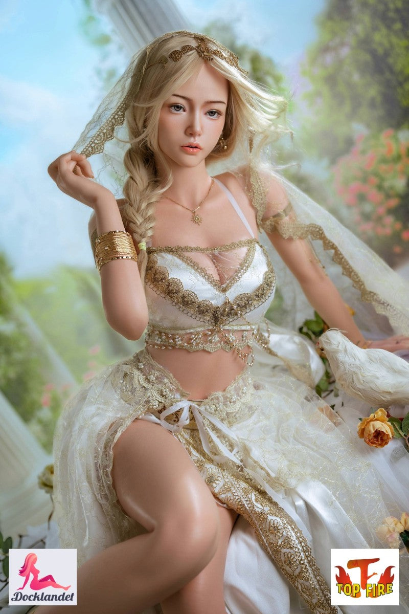 Victoria är en realistisk sexdocka från tillverkaren Top Fire Doll. En 164 cm lång silikon-docka med petit kropp och små bröst (B-kupa). För dig som söker en exklusiv full-size docka av hög kvalitet till ett överkomligt pris är Top Fire Doll helt klart ett märke värt att spana in!&amp;nbsp;
